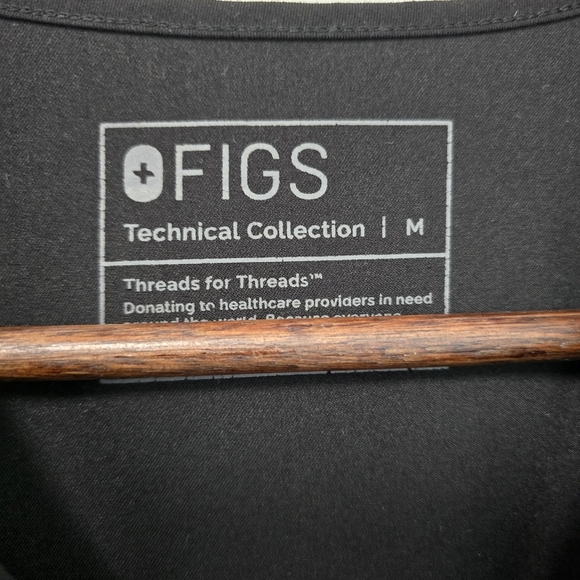 FIGS Technical Collection Black Scrub Top Size Medium No Front Pockets - Picture 3 of 4
